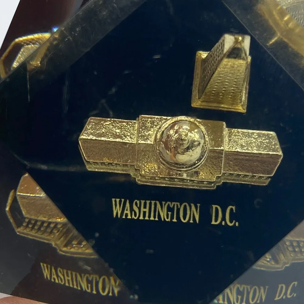 Vtg Washington‎ D.C. Souvenir Paperweight Gold Monuments 2” Lucite
